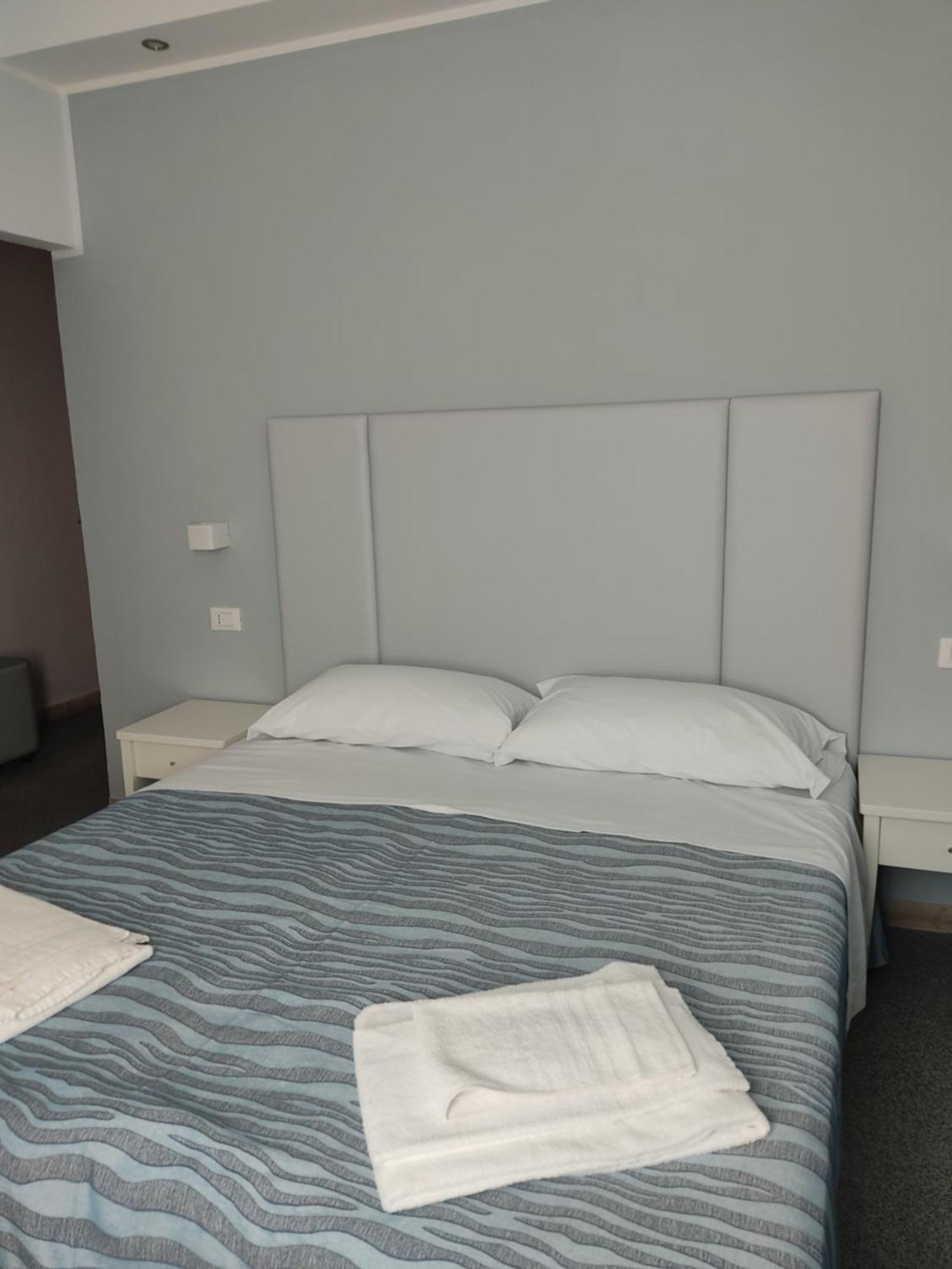 Hotel Caravel Park Rimini Exteriör bild