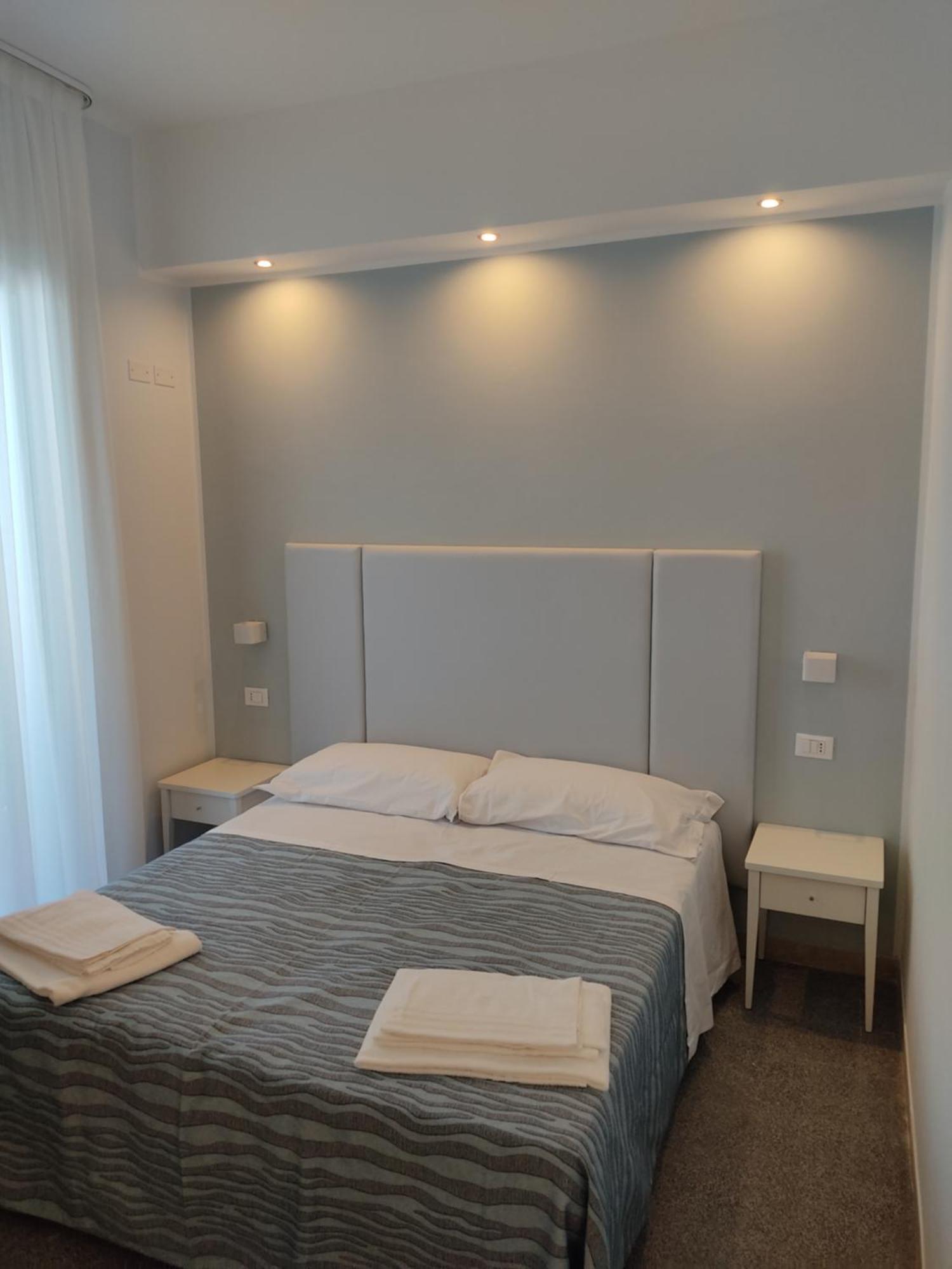 Hotel Caravel Park Rimini Exteriör bild