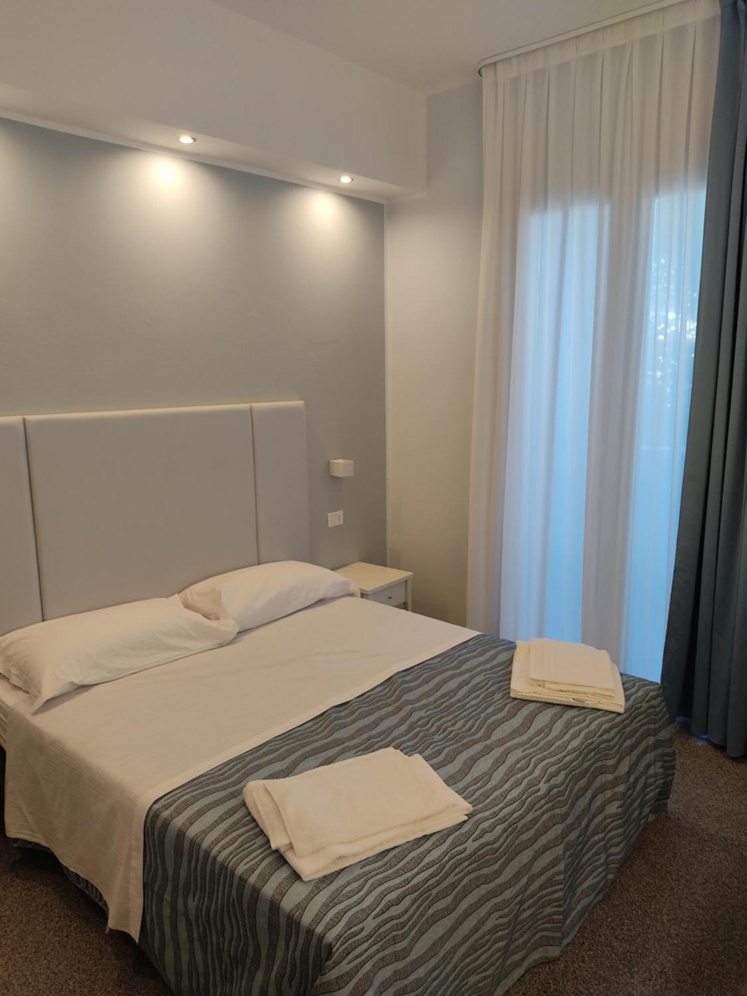 Hotel Caravel Park Rimini Exteriör bild