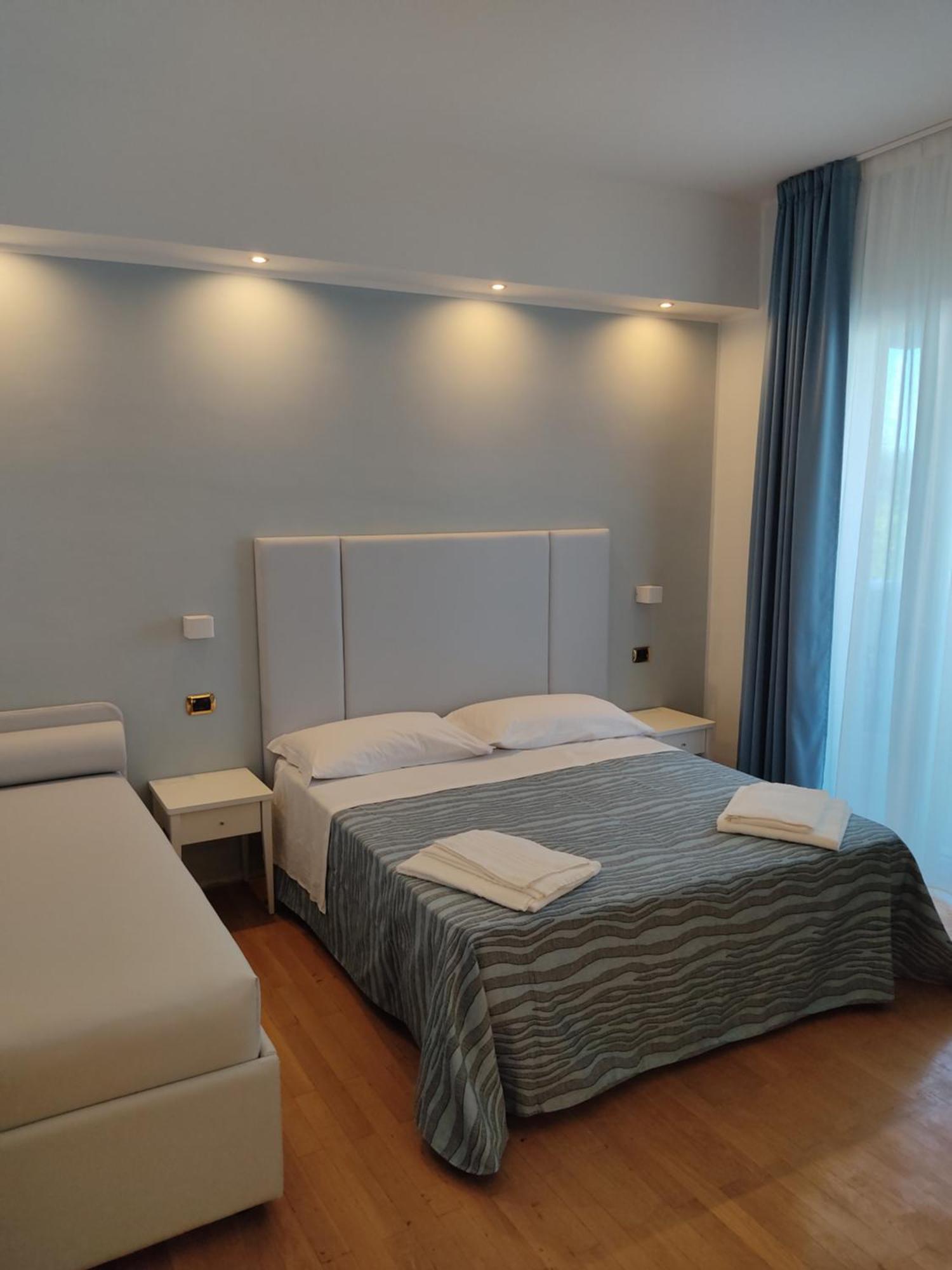 Hotel Caravel Park Rimini Exteriör bild
